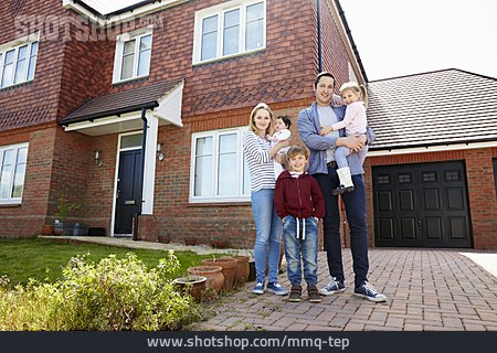 
                Immobilie, Familie, Eigenheim, Hauskauf                   