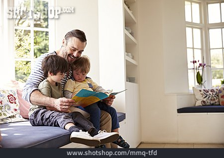 
                Vater, Sohn, Vorlesen                   