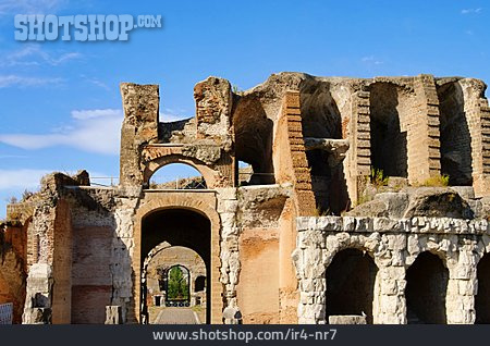 
                Ruine, Amphitheater, Capua                   