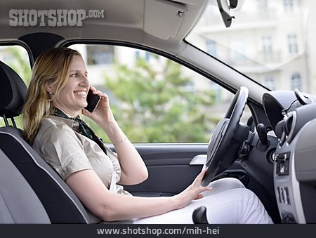 
                Gefahr & Risiko, Telefonieren, Autofahrerin                   