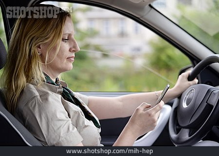 
                Gefahr & Risiko, Smartphone, Autofahrerin                   