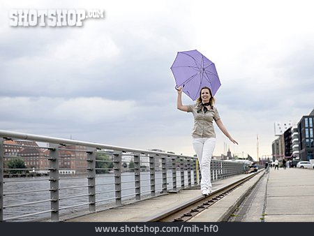 
                Frau, Regenschirm, Balancieren                   