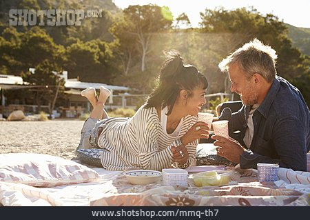 
                Paar, Picknick, Strandurlaub                   