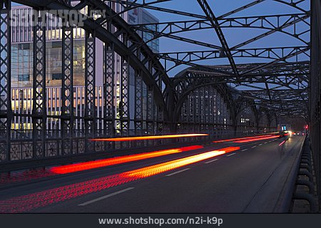 
                Stahlbrücke, Lichtspur                   