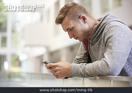 
                Junger Mann, Chatten, Sms, Smartphone                   