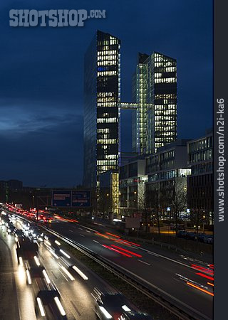 
                Bürogebäude, München, Straßenverkehr                   