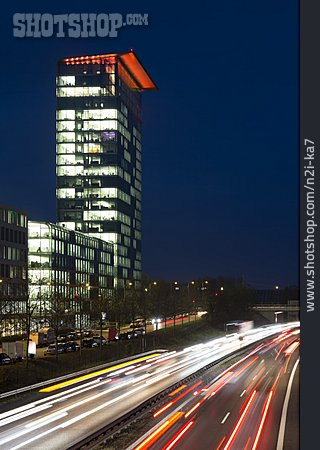 
                Bürogebäude, München, Straßenverkehr                   
