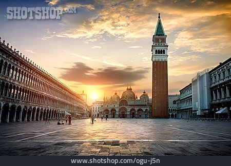 
                Venedig, Markusplatz, Markusturm                   