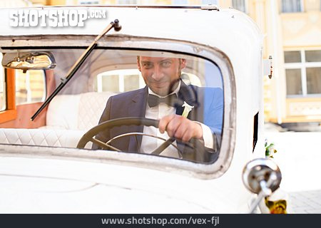 
                Bräutigam, Hochzeitsauto                   