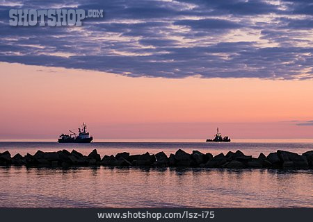 
                Sonnenuntergang, Schiffe, Ostseeküste                   