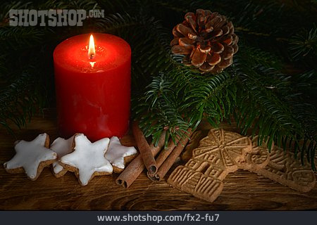 
                Weihnachtsgebäck, Kerzenlicht                   