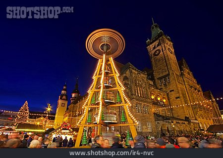 
                Weihnachtspyramide, Chemnitz, Striezelmarkt                   