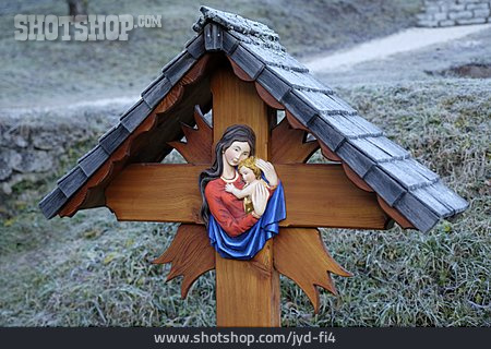 
                Jesus, Maria, Holzkreuz                   
