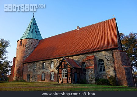 
                Romanische Kirche, Feldsteinkirche                   