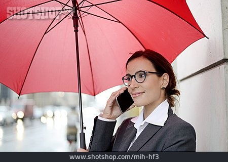 
                Geschäftsfrau, Telefonieren, Regenschirm, Regenwetter                   