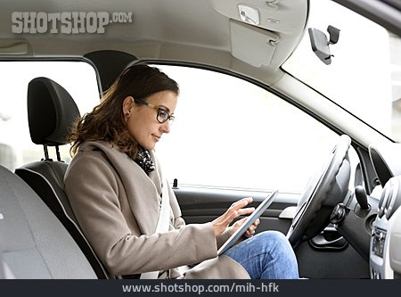 
                Navigation, Autofahrerin, Tablet-pc                   