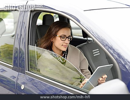 
                Autofahrt, Navigation, Tablet-pc                   