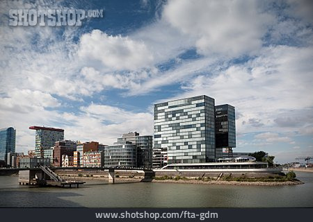 
                Medienhafen, Düsseldorf, Hafenbecken                   