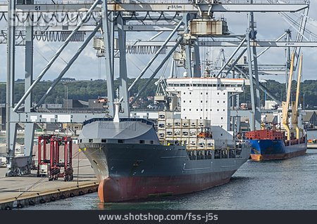 
                Schifffahrt, Frachtschiff, Containerterminal                   
