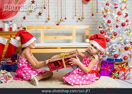 
                Kindheit, Bescherung, Weihnachtsgeschenk                   
