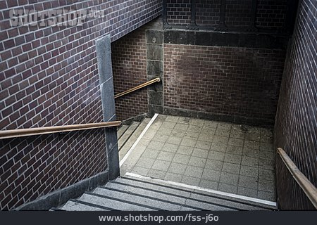 
                Treppe, Unterführung                   