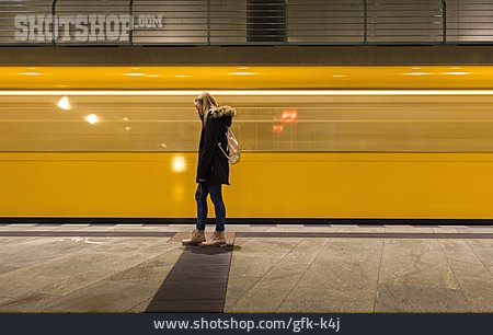 
                Bewegung & Geschwindigkeit, Bahnsteig, U-bahnhof                   