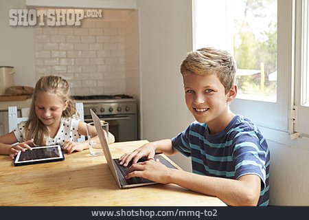 
                Junge, Laptop, Internet                   