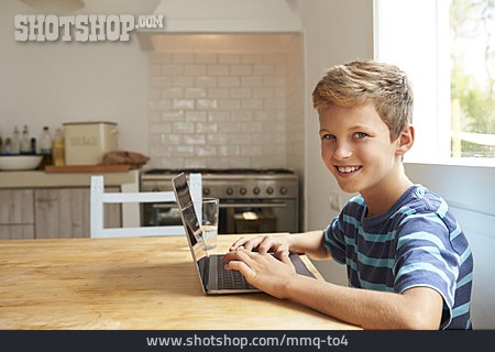 
                Junge, Laptop, Internet                   