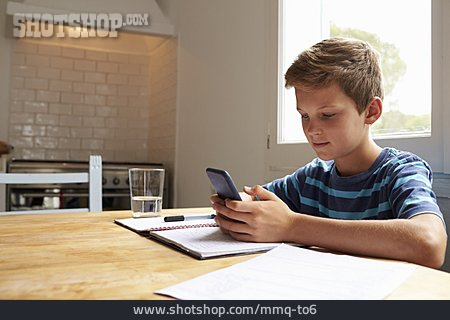 
                Junge, Hausaufgaben, Smartphone, Unkonzentriert                   