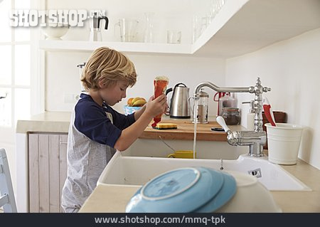 
                Junge, Hausarbeit, Geschirrspülen                   
