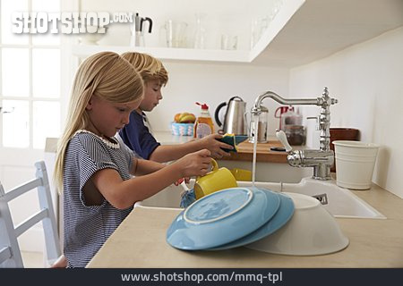 
                Kind, Hausarbeit, Geschirrspülen                   