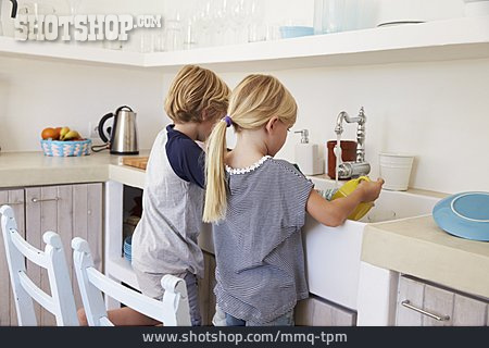 
                Kind, Hausarbeit, Abwasch                   