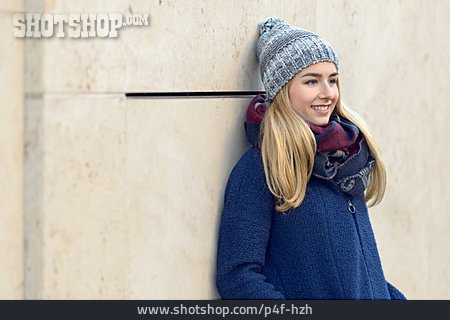 
                Junge Frau, Winterkleidung                   