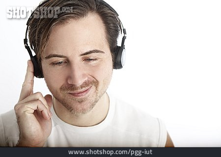 
                Mann, Kopfhörer, Musik Hören                   