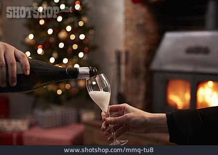
                Weihnachten, Champagner, Einschenken, Adventszeit                   