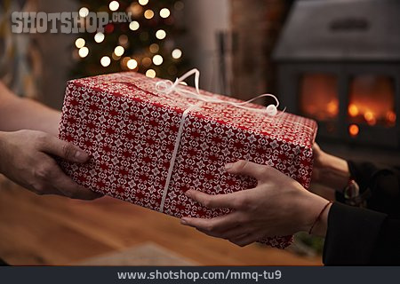 
                Bescherung, Weihnachtsgeschenk, Adventszeit                   