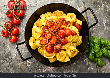 
                Pasta, Tortellini, Italienische Küche, Tomatensoße                   
