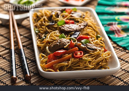 
                Nudelgericht, Chinesische Küche, Sojafleisch                   