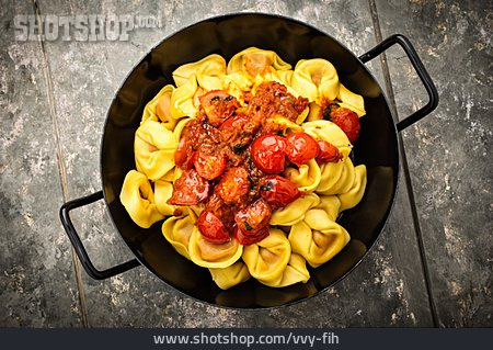 
                Tortellini, Italienische Küche, Tomatensoße                   