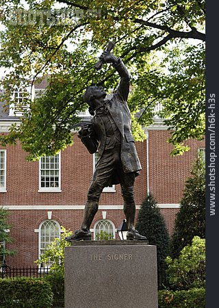 
                Statue, Independence Hall                   