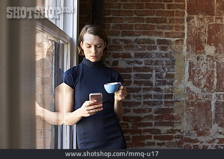 
                Geschäftsfrau, Kaffeepause, Mobiltelefon                   