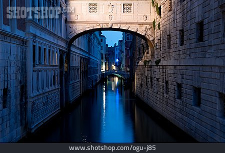 
                Blaue Stunde, Venedig, Seufzerbrücke                   