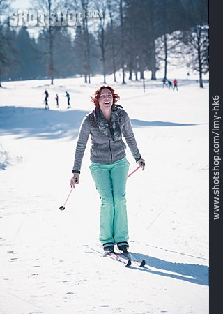 
                Frau, Winterurlaub, Skifahren, Ski, Langlauf                   