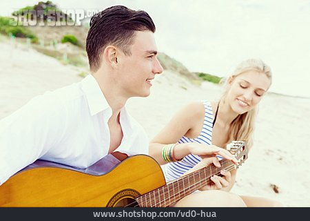 
                Liebespaar, Strandurlaub, Gitarre Spielen                   