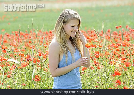 
                Junge Frau, Blumenwiese, Spaziergang                   