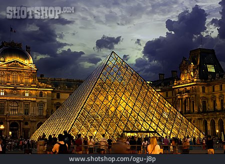 
                Paris, Louvre, Musee Du Louvre, Glaspyramide                   