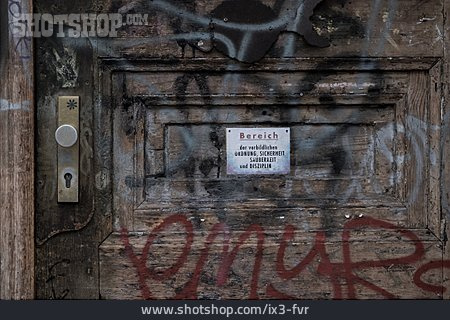 
                Schild, Graffiti, Runtergekommen                   