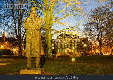 
                Friedrich Engels, Bronzestatue, Wuppertal                   