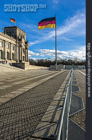 
                Deutschland, Reichstag, Deutschlandflagge                   