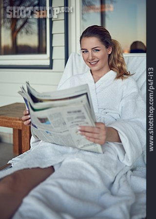
                Junge Frau, Frau, Entspannung, Zeitung, Lesen                   